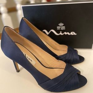 Nina Rhiyana New Navy Luster evening shoe. Size 7.5W.